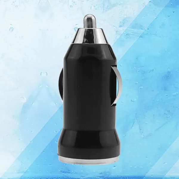 Компактное черное автомобильное зарядное устройство с одним usb для телефона