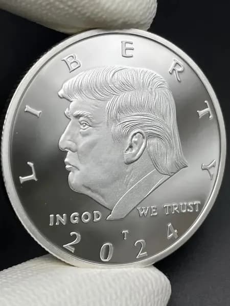 Цветные Серебряные монеты 45 - го президента США Дональда Трампа.