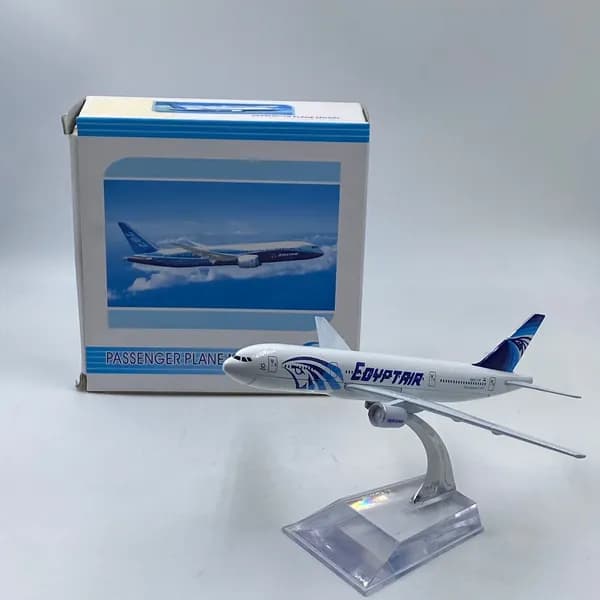 Коллекционная модель пассажирского самолета "BOEING 777-300 EGYPTAIR" Металл на подставке, Новая!