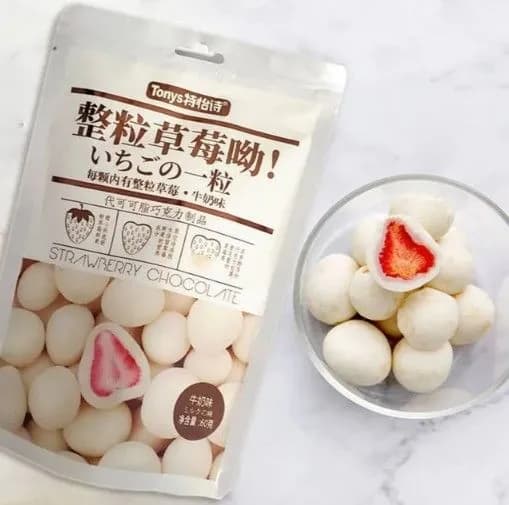 Шоколадные конфетки со вкусом молока и клубничное печенье