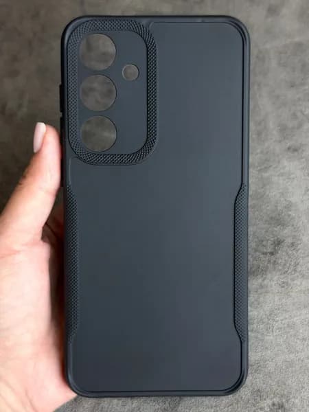 Чехол на Samsung S24 FE черный с нескользящими боками