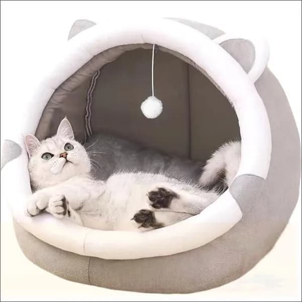 Мягкая лежанка для кошек с игрушками для кошек.
