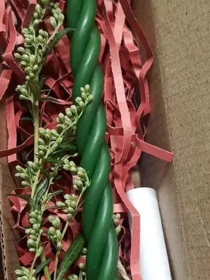 Денежная свечная скрутка, со свежей веточкой полыни от негатива. Ручная работа, ручной сбор
