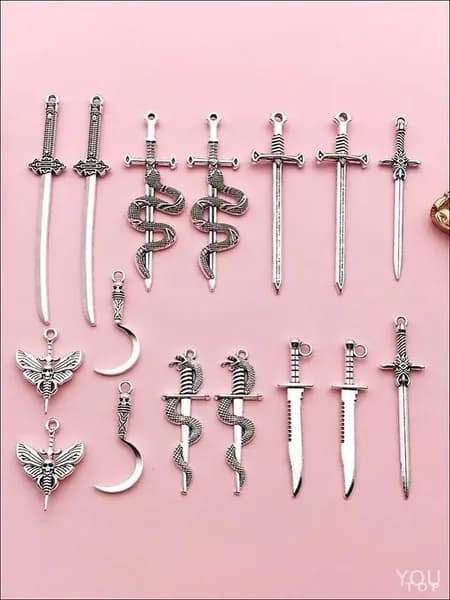 Эксклюзивный набор для создания украшений из 16 подвесок в виде старинных мечей, самурайских и европейских