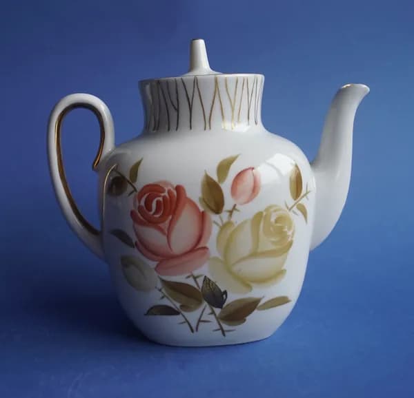 Винтажный чайник "Чайная роза". Фарфор. ЛФЗ СССР, 1980-1990 (объем: 850 мл). Трещина на носике