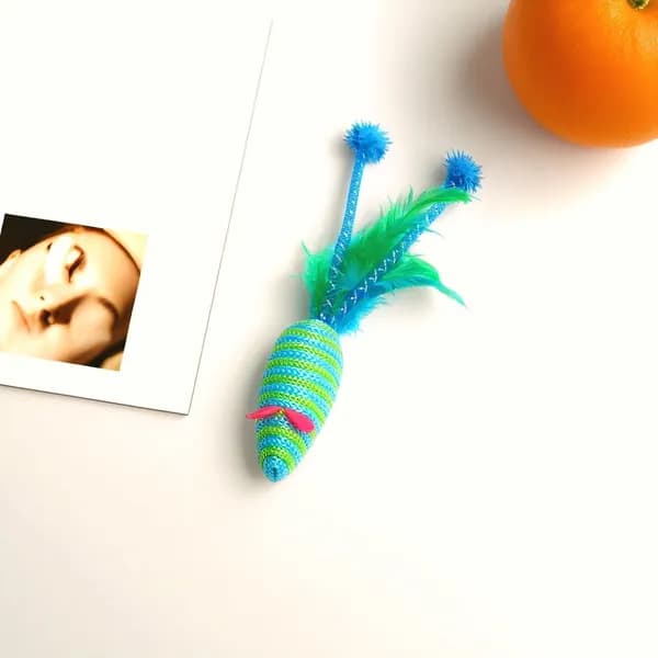 Игрушка в виде мышки или кошки из цветной нейлоновой нити средней толщины