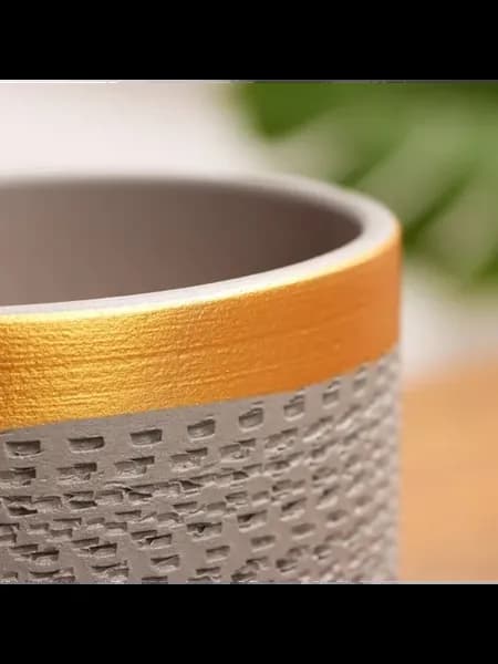 Стильный серый цветочный горшок с золотым акцентом
