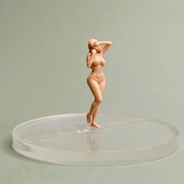 Красотка в купальнике. Фигурка 1/43