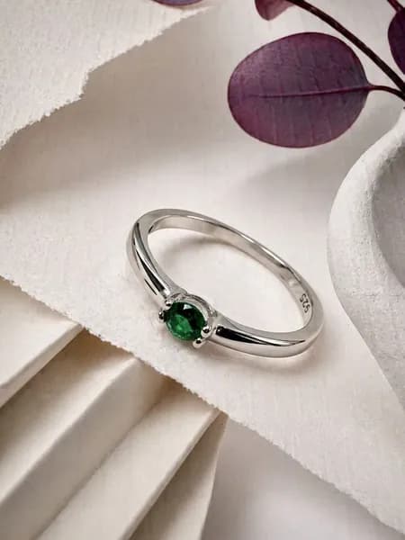 Серебряное кольцо с камнем помолвочное