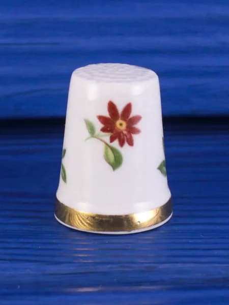 Винтажный фарфоровый наперсток от Royal Adderley коллекционной серии Thimbles of the World's Greatest Porcelain Houses. Англия, 1980-е годы