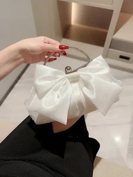 Белый атласный клатч с бантом и м
