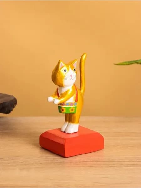 Деревянная фигурка кошки с сумочкой — уют и стиль