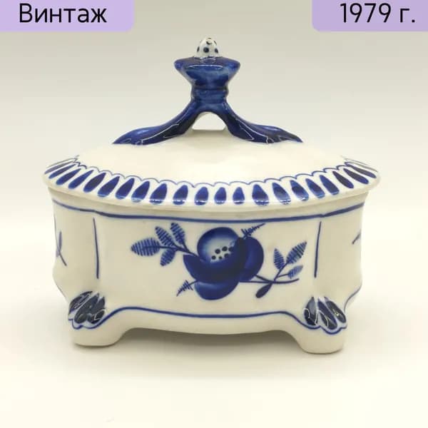 Шкатулка с цветочным декором Гжель фарфор роспись СССР 1972-1985 гг