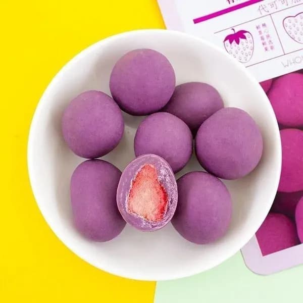 Замороженная смесь из цельных ягод клубники с начинкой из шоколада, молока и зеленого чая, в упаковке 60 г.