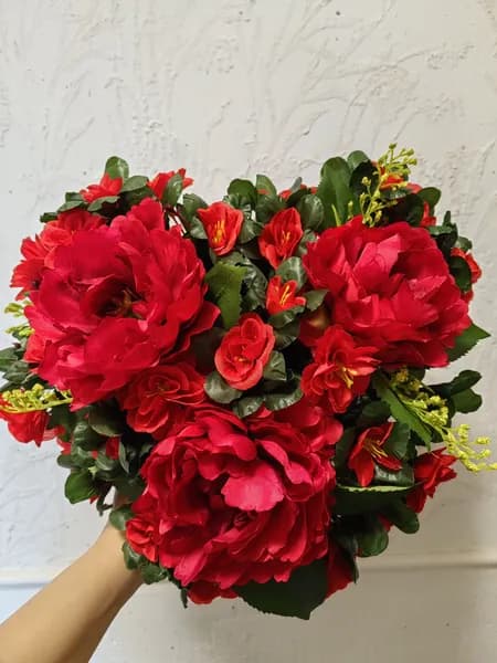 Ритуальная корзина в форме сердца, траурная полянка из искусственных цветов