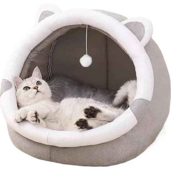 Мягкая лежанка для кошек с игрушками для кошек.