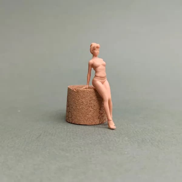 PIN-UP на капоте. Фигурка в масштабе 1:43.