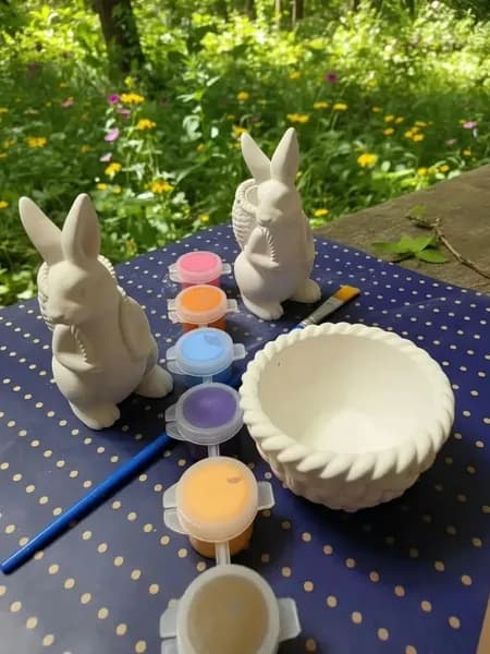 гипсовые фигуроки Кролики и корзина с красками
