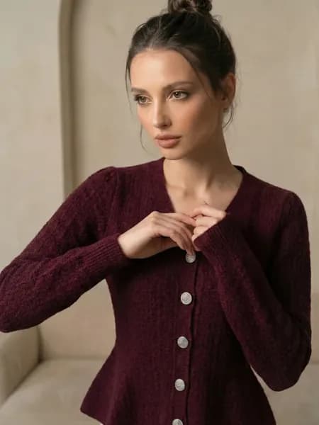 Кардиган вязаный на пуговицах с баской укороченный