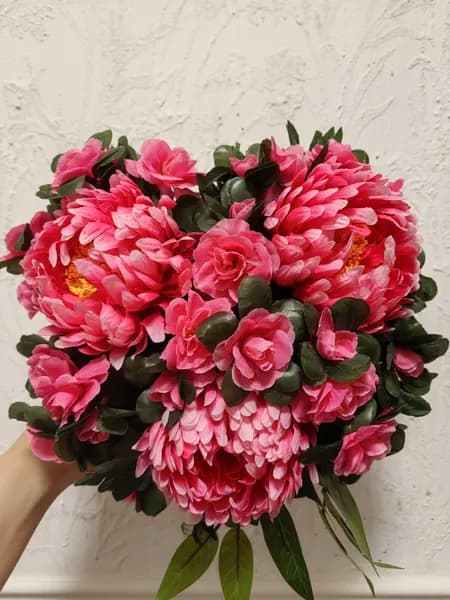 Ритуальная корзина в форме сердца, траурная полянка из искусственных цветов