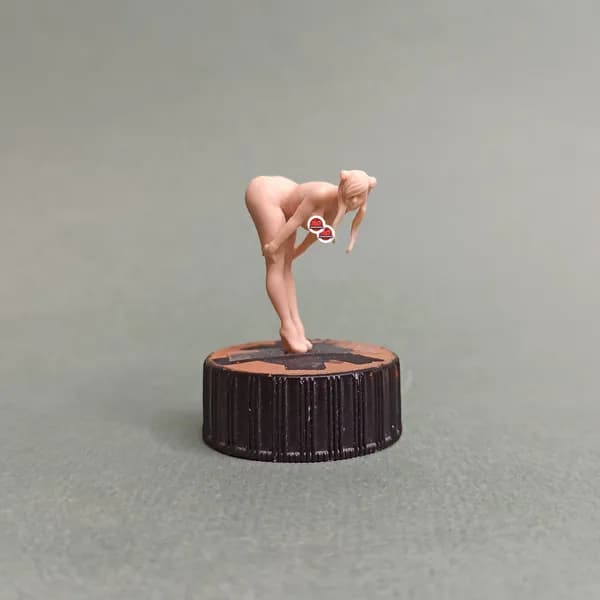 Девушка в купальнике. Фигурка в масштабе 1:43.