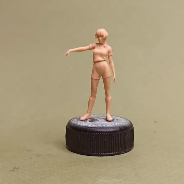 Спортсменка указывает на... Фигурка в масштабе 1:43.