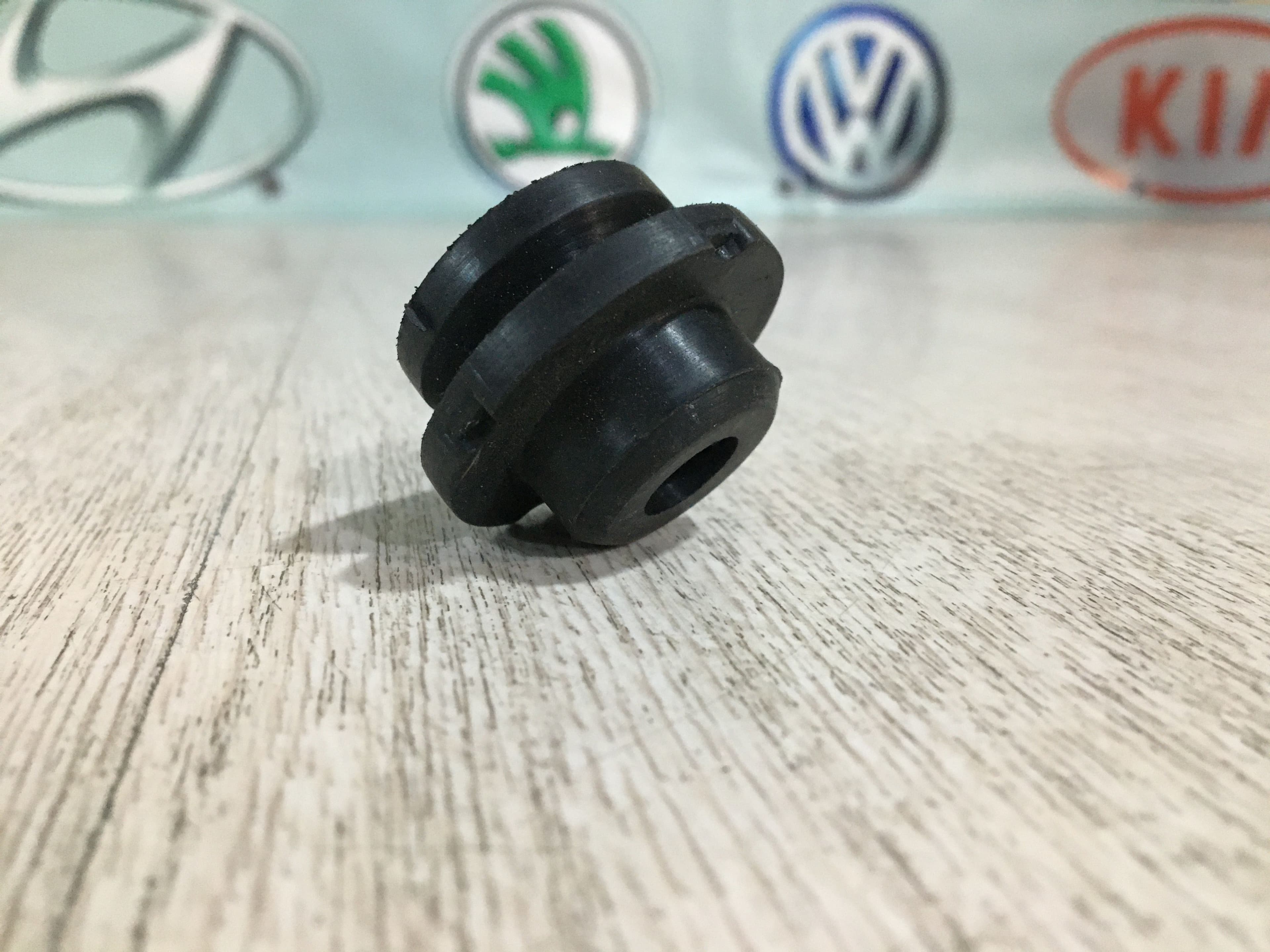 Втулка подушка крепление нижнее радиатора Hyundai Kia Солярис Рио 3