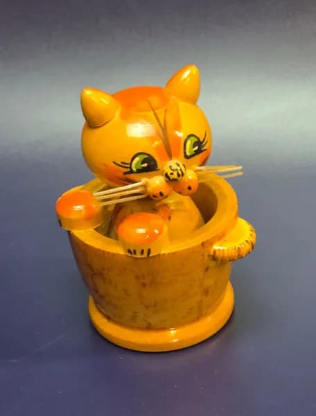 Винтажная деревянная игрушка Кошка в лукошке