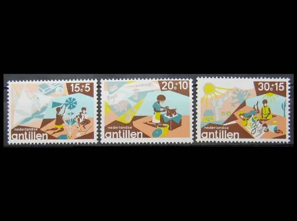 Почтовые марки Нидерландских Антилл 1975 г. "Досуг молодежи", Дети