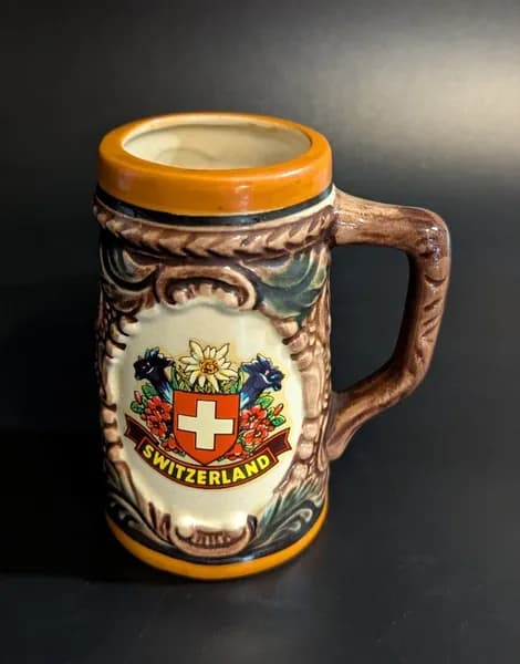 Сувенирная пивная мини кружка (Штейн) "SWITZERLAND". Керамика, декоративный рельефный дизайн. Швейцария, середина 20 века.