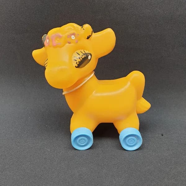 Игрушка винтажная, СССР. Пластмассовая корова на колесиках с колокольчиком