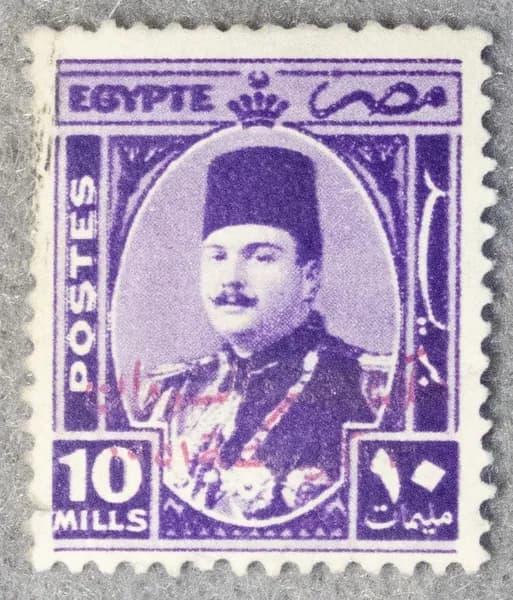 Почтовая марка "King Farouk (1920-1965)". Стандартный выпуск. Надпечатка "Farouk, King of Egypt and Sudan, date". Номинал 10 M. Egypte. 1952 год. (Michel EG 361)