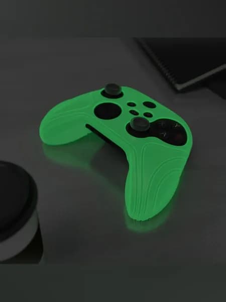 PlayVital Premium Samurai Glow-in-Dark чехол силиконовый для Xbox Series S/X Samurai Edition, (Светящийся в темноте зелёный) с насадками на стики