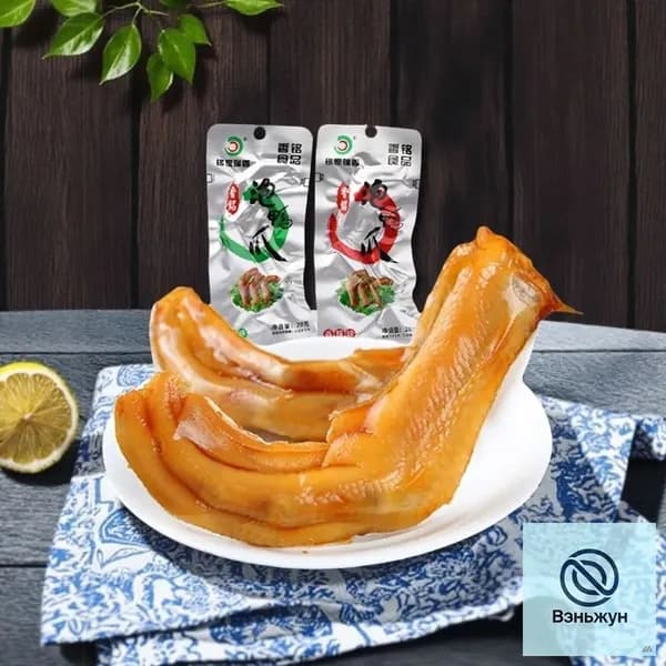 Xiangming Bubble Duck Claws в вакуумной упаковке, сочетающие в себе ароматный и острый вкус, а также свежий аромат. В комплекте 5 упаковок.