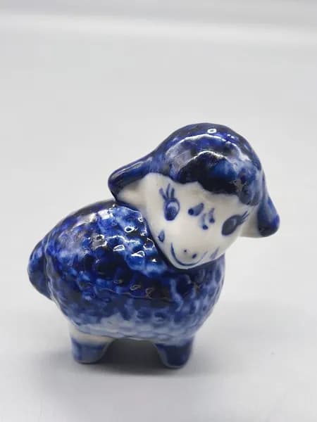Фарфоровая статуэтка "Овечка" барашек. Гжельский фарфор, Клеймо GZHEL (HAND MADE IN RUSSIA), ручная работа. Высота 6см.