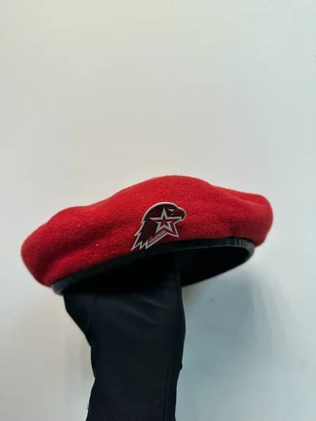 Галантерея Антиквариат-Красный Берет с Кокардой "Орлёнок"