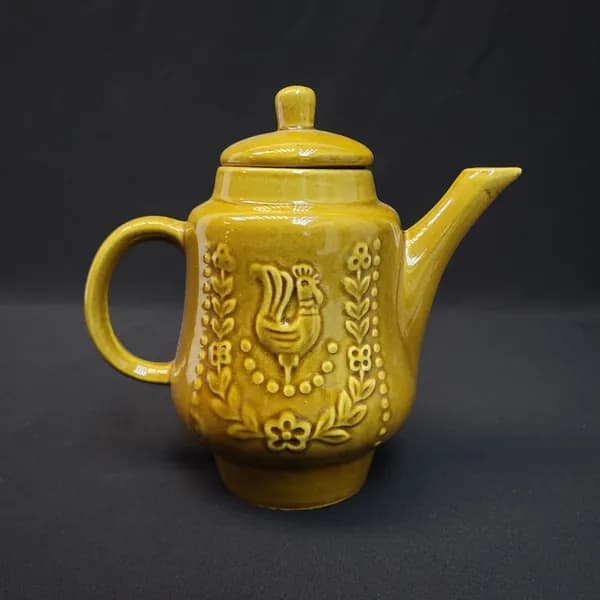 Чайник винтажный, СССР. Керамика, Ломоносов, с рельефным декором и крышкой