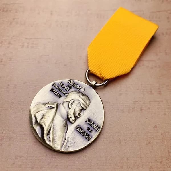 Памятная медаль Германской империи в честь 100-летия кайзера, с жёлтой лентой: двусторонний рельеф, металлическая коллекционная брошь