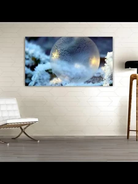 Картина на холсте, 40x60, Мыльный пузырь замерзает на морозе