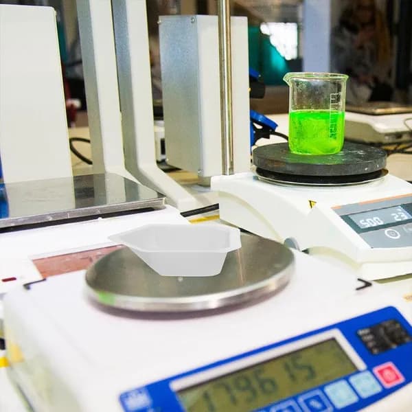 Набор из 10 белых пластиковых весовых лодочек для лабораторных взвешиваний