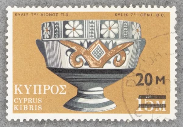 Почтовая марка "Archaic bichrome cylix" Надпечатка "20 м". Номинал 20 м. Купрое. 1973 год. (Michel CY 401)