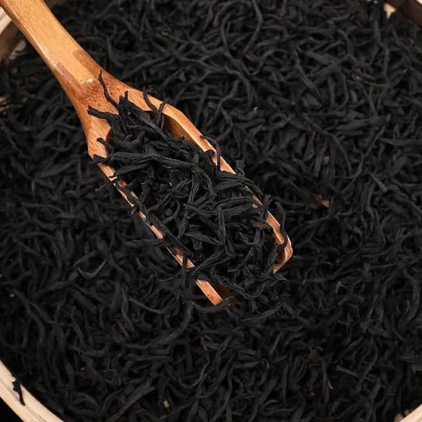 Чёрный чай с красными листьями