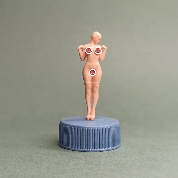 Девушка в маске. Фигурка в масштабе 1/43.