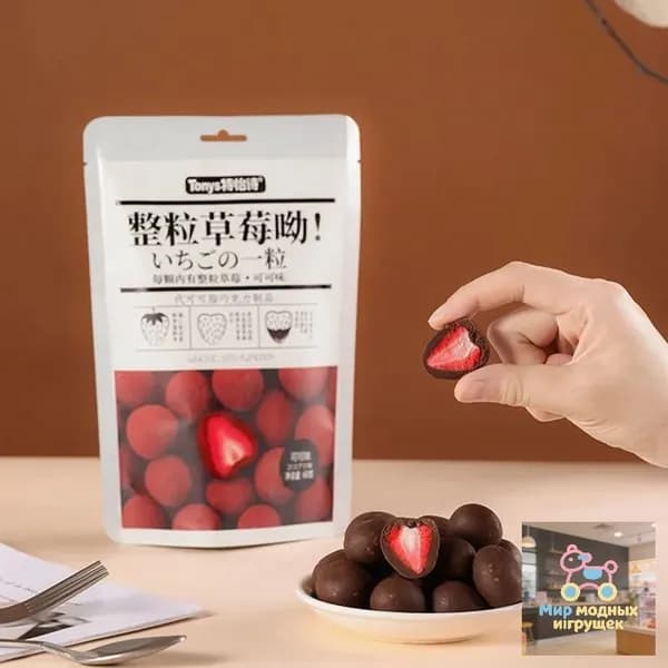 Замороженная смесь из цельных ягод клубники с начинкой из шоколада, молока и зеленого чая, в упаковке 60 г.