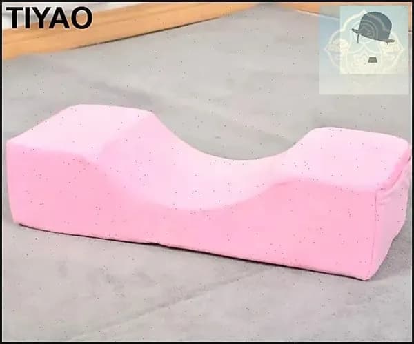 Эксклюзивная модель ортопедической подушки для мастера по наращиванию ресниц обеспечивает комфорт при работе на кушетке