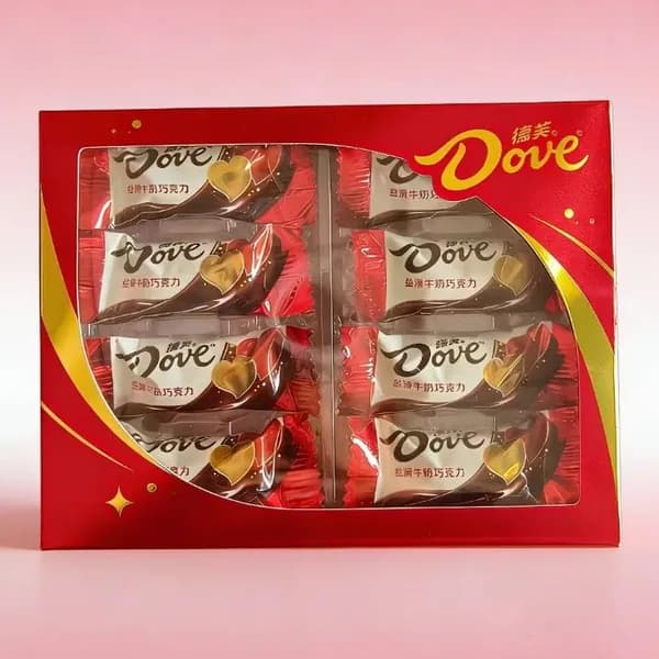 Подарочная коробка шоколадных конфет в красной праздничной упаковке, свадебные угощения