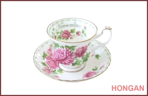 Чайная пара Royal Albert. Серия "Цветок месяца". Англия. Костяной фарфор. Клеймо 70-е гг.