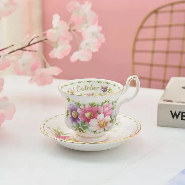 Чайная пара Royal Albert. Серия "Цветок месяца". Англия. Костяной фарфор. Клеймо 70-е гг.