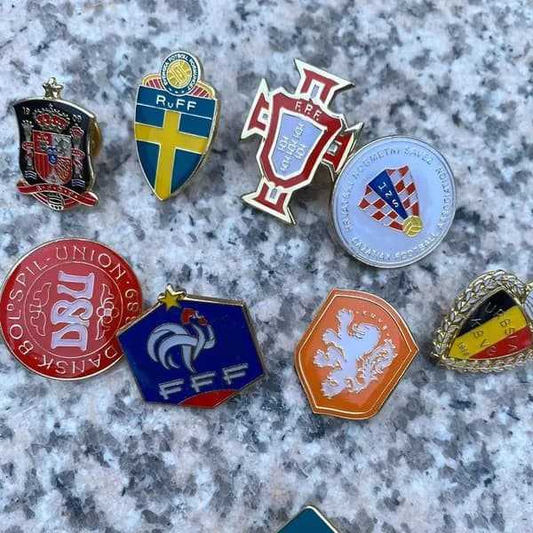 Медальон с эмблемой футбольных сборных: Испания, Германия, Франция, Бразилия, Аргентина, Португалия