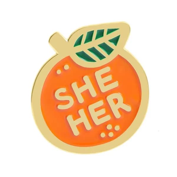 Брошь "THEY/THEM SHE/HER" с апельсином, - QHXZ5175